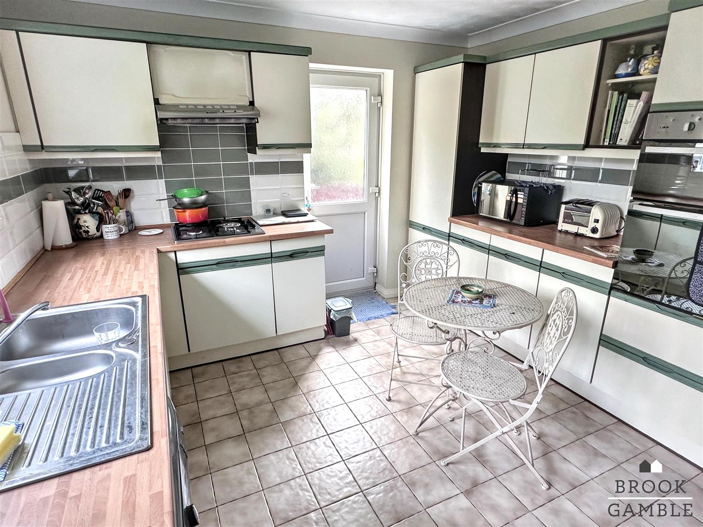 4 Bedroom House - Detached. Greenway in Eastbourne, 9